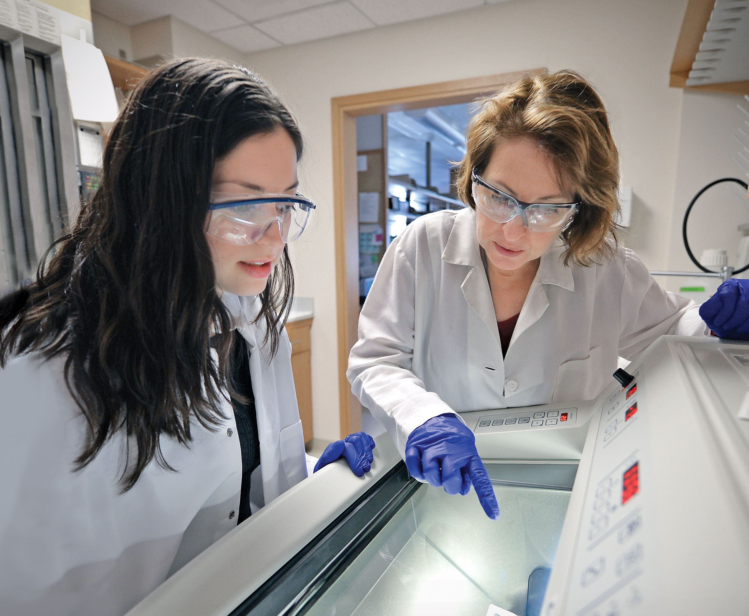 Lori Setton has always taken her role as a mentor of young female ­scientists, such as MD/PhD student Elizabeth Leimer (left), seriously. And as the president of the ­Biomedical ­Engineering Society, ­Setton is now in a position to help guide the direction of the field. (Photo: James Byard)