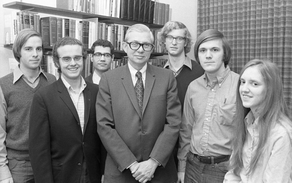 James McKelvey Sr., dean of the School of Engineering & Applied Science at Washington University 1964-1991, visits with the 1972 Langsdorf Scholars. Established by Dean McKelvey, the merit-based fellowship provides full tuition for engineering students who show exceptional academic promise.