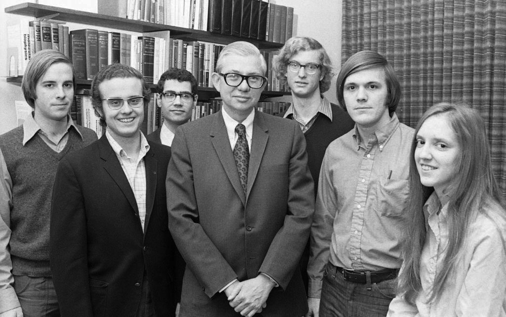 While dean of the engineering school, James McKelvey Sr. was instrumental in establishing the Langsdorf Scholarship, a merit-based fellowship that provides full tuition for engineering students showing exceptional academic promise. Here, he’s pictured with a Langsdorf cohort in 1972. (Courtesy photo)