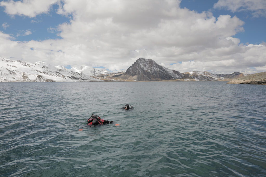 The scientists called on assistance from a scuba diving team to help them harvest sediment cores — another extraordinary event, as diving is almost never done at extreme altitudes. (Photo: Tom Malkowicz)