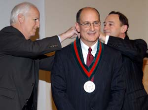 Larry J. Shapiro, M.D. (left), executive vice chancellor for medical affairs and dean of the medical school, and Chancellor Mark S. Wrighton install Daniel P. Kelly, M.D., as the Alumni Endowed Professor of Cardiovascular Diseases.