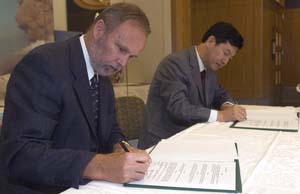 Raymond E. Arvidson, Ph.D., James S. McDonnell Distinguished University Professor, and chair of earth and planetary sciences (left), and Dong Shuwen, Ph.D., vice president of the Chinese Academy of Geological Sciences, sign an agreement between Arvdison'