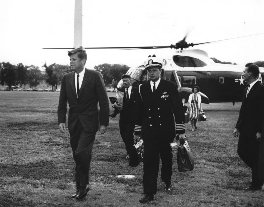 President John F. Kennedy Returns to the White House in 1962. (Photo: Abbie Rowe/White House Photographs. John F. Kennedy Presidential Library and Museum, Boston.)