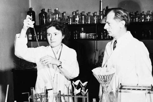 Gerty and Carl Cori work in their lab in 1947