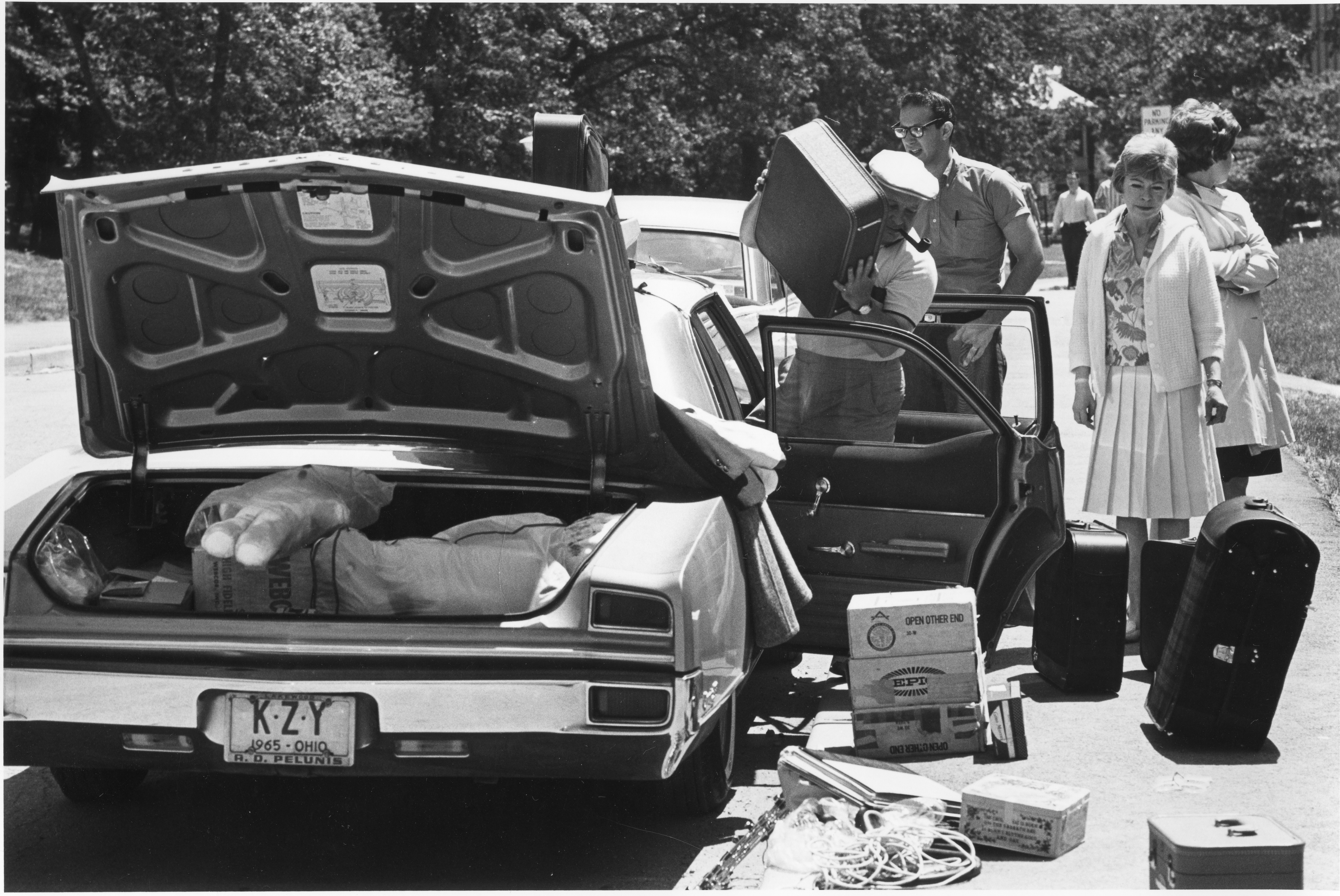 Students move in, 1965. Members of the Class of 1967 witnessed the university’s transition from a primarily local “streetcar” school to a university with students attending from around the nation. (Washington University Archives)