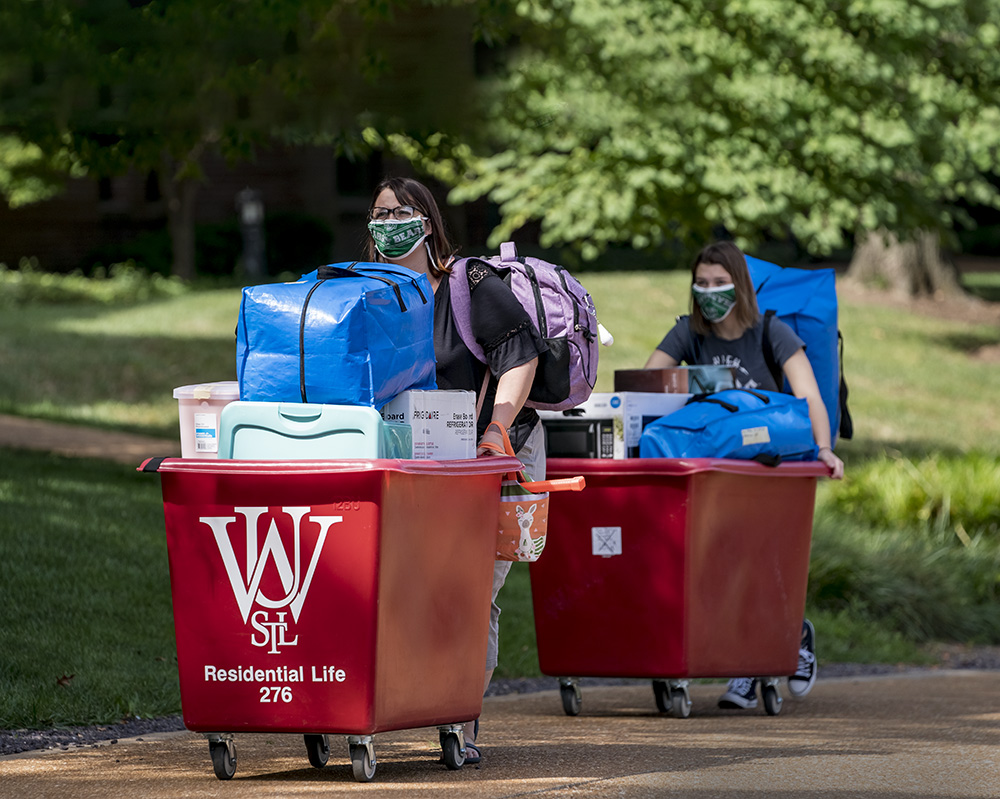 Students move into residential housing on the South 40 in fall 2019. (Photo: Whitney Curtis/Washington University)