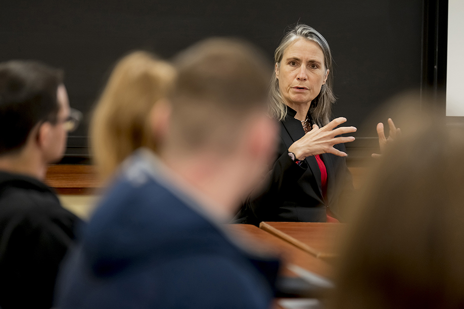 Fiona Hill meets with students in Krister Knapp’s “Hot Peace: U.S.-Russia Relations Since the Cold War” class. (Photo: Whitney Curtis)