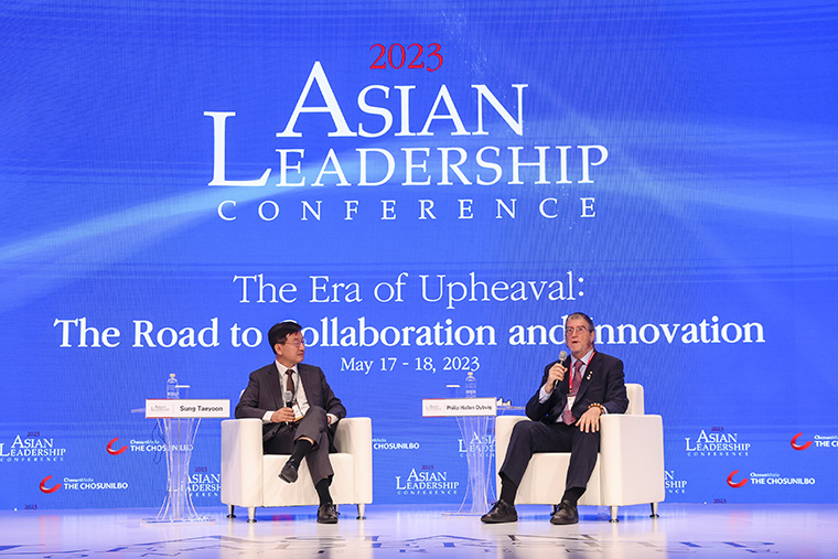A picture of Phil Dybvig at the 2023 Asian Leadership Conference. He is joined on stage by moderator Sung Taeyoon, professor of economics at Yonsei University in Korea.