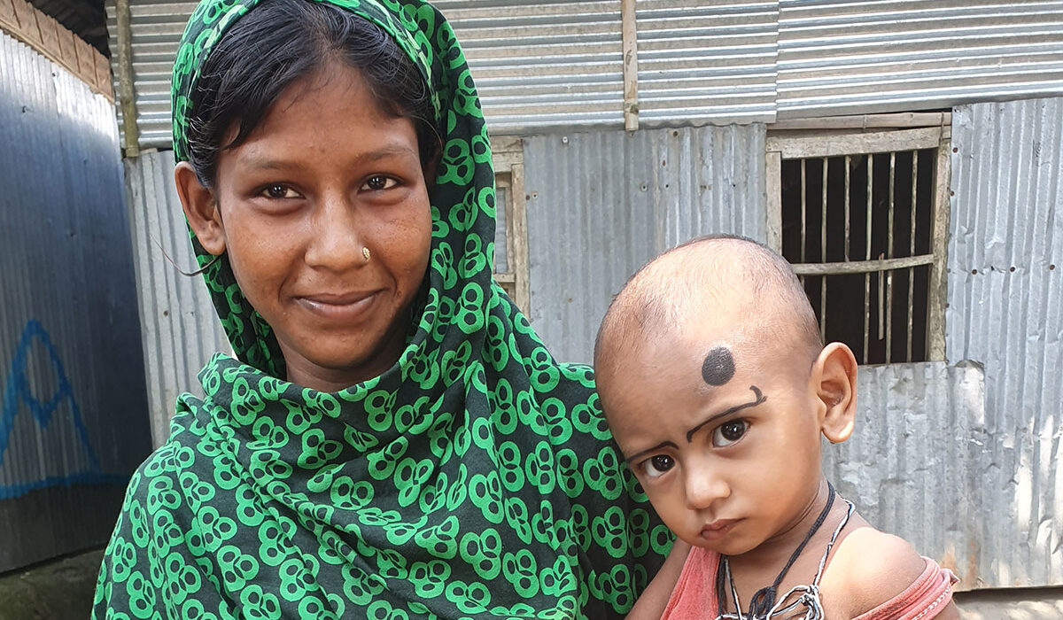 mother and child in Bangladesh taking part in malnutrition study